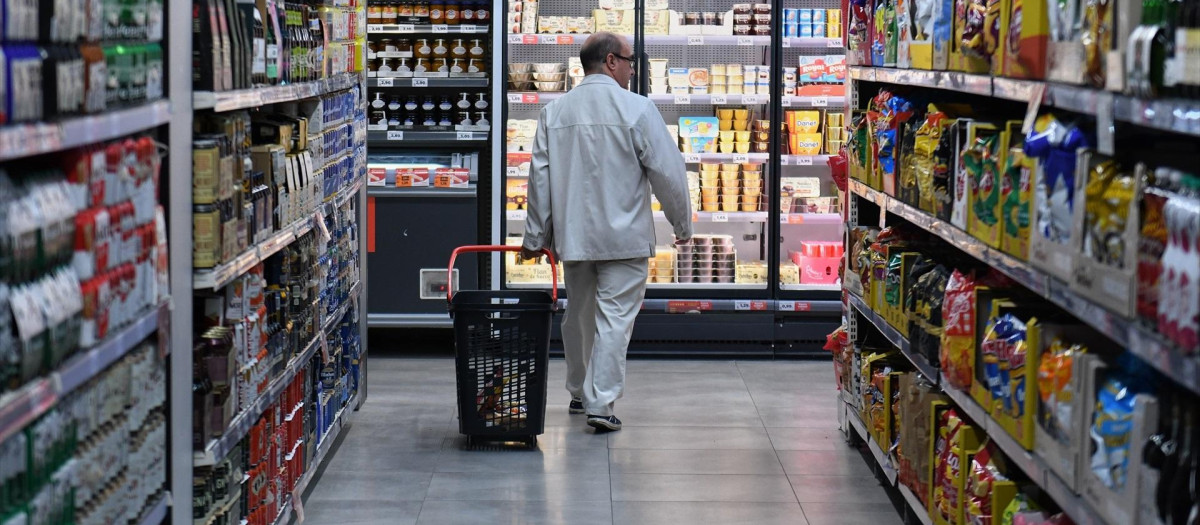 Una persona hace la compra en un supermercado
