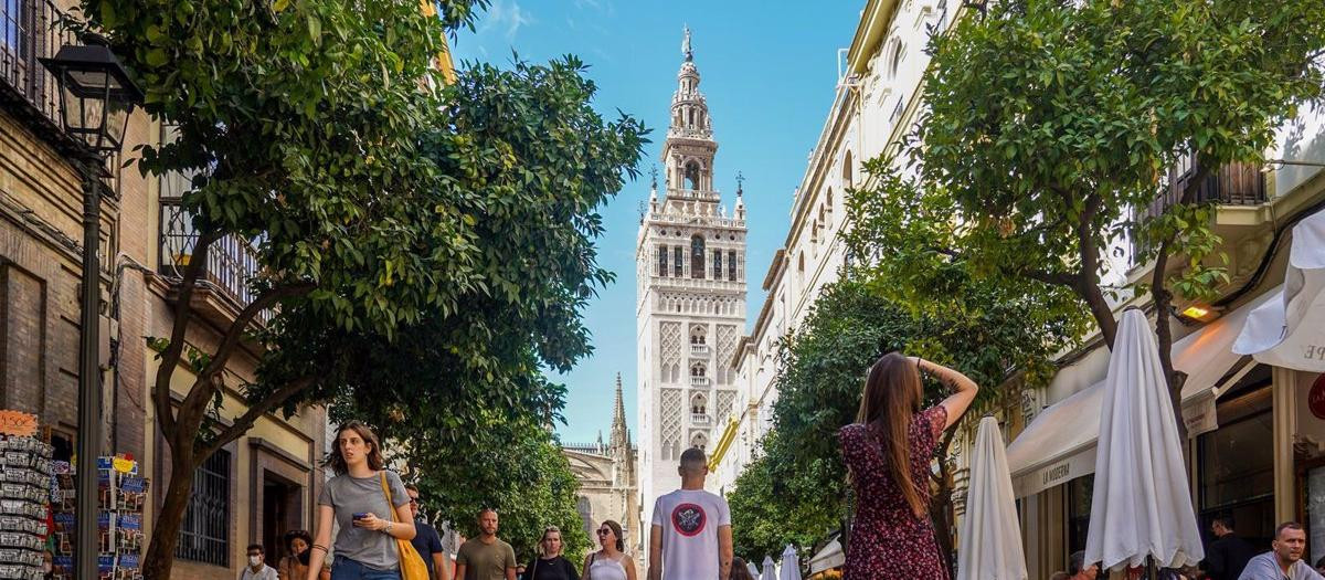 Gran cantidad de turistas por el entorno de la Catedral de Sevilla, en una imagen de archivo