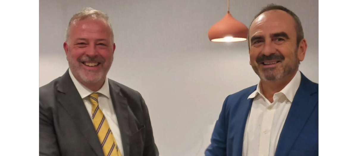 Luis Guerra (izda.) y Juan Tomás Hernani (dcha) en la firma del acuerdo