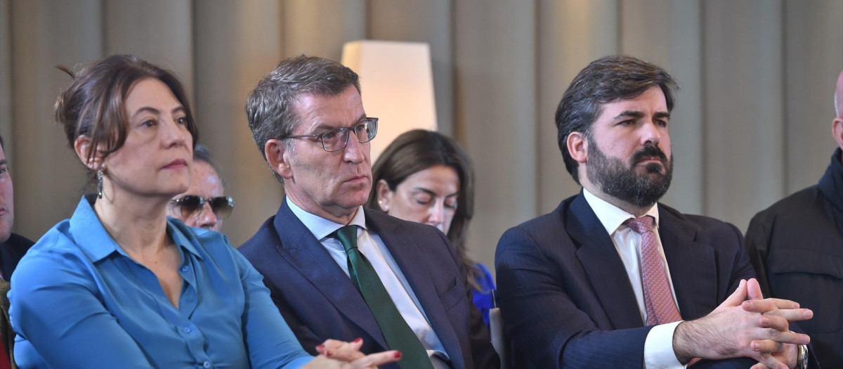 El presidente del PP, Alberto Núñez Feijóo (c), mantiene un encuentro con el Consejo Asesor de la Fundación Reformismo 21