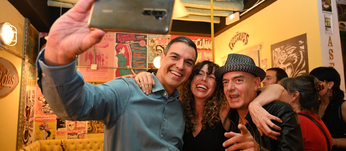 El presidente del Gobierno, Pedro Sánchez, disfrutando de "una noche espectacular" en el Lemon Rock de Granada