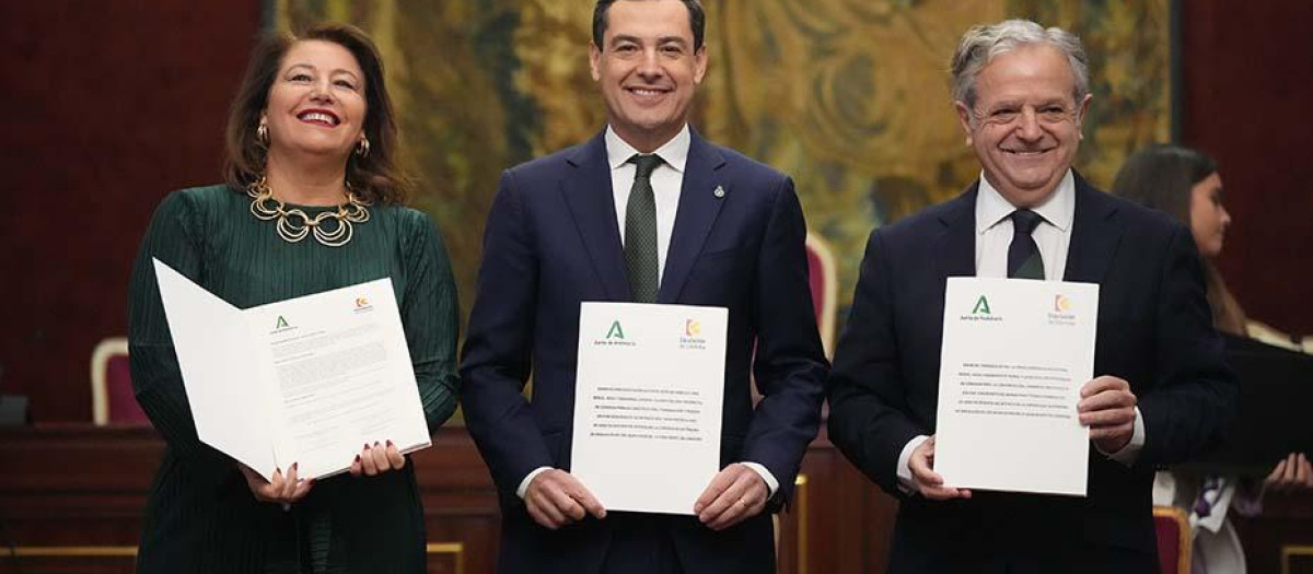 l presidente de la Junta, Juanma Moreno, la consejera de Agricultura, Pesca, Agua y Desarrollo Sostenible, Carmen Crespo, y el presidente de la Diputación, Salvador Fuentes, muestran el convenio firmado
