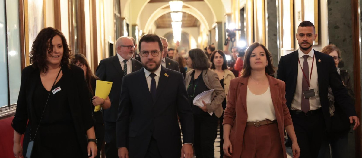 El presidente de la Generalitat de Cataluña, Pere Aragonès (c) y la portavoz de ERC en la Cámara Alta, Sara Bailac (d), a su llegada a la Comisión General de las Comunidades Autónomas, en el Senado, a 19 de octubre de 2023, en Madrid (España). En la Comisión, Aragonès defiende la amnistía y el referéndum. Antes de llegar,  se ha reunido con senadores catalanes de ERC, Junts y PSC, y posteriormente, se verá con los portavoces de Bildu en el Congreso y Senado. Esta comisión ha sido convocada por el Partido Popular, con la ausencia del Gobierno, con el fin de escenificar el rechazo a la amnistía de su poder territorial.
19 OCTUBRE 2023;COMUNIDADES AUTONOMAS;MADRID;LENGUA;SENADO
Jesús Hellín / Europa Press
(Foto de ARCHIVO)
19/10/2023