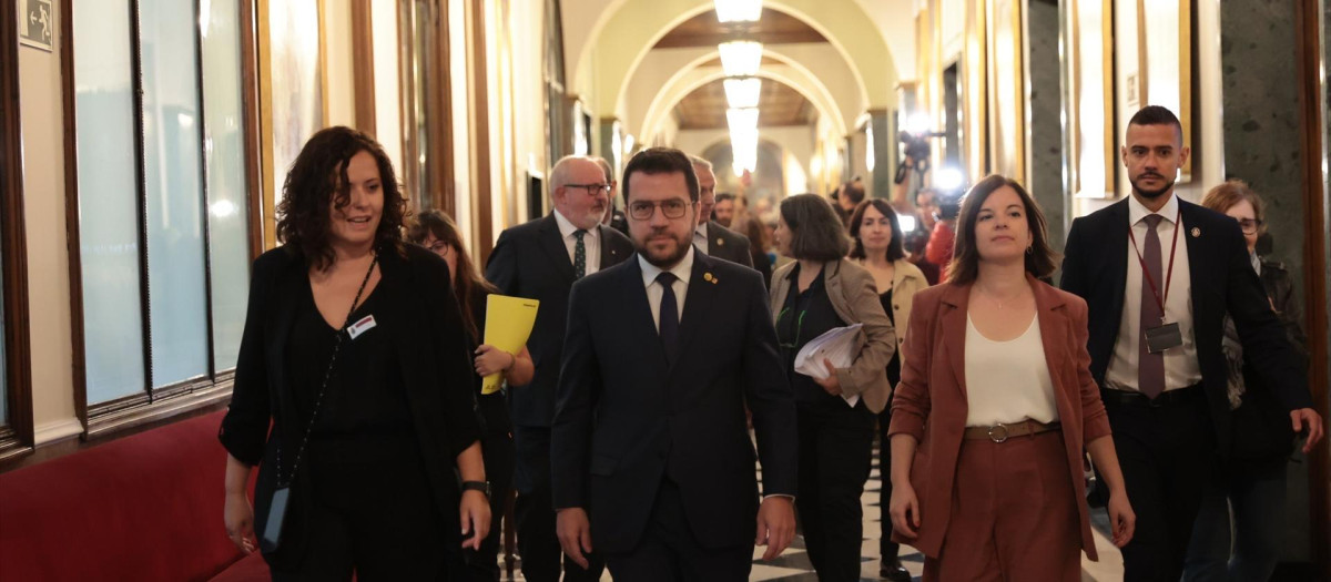 El presidente de la Generalitat de Cataluña, Pere Aragonès (c) y la portavoz de ERC en la Cámara Alta, Sara Bailac (d), a su llegada a la Comisión General de las Comunidades Autónomas, en el Senado, a 19 de octubre de 2023, en Madrid (España). En la Comisión, Aragonès defiende la amnistía y el referéndum. Antes de llegar, se ha reunido con senadores catalanes de ERC, Junts y PSC, y posteriormente, se verá con los portavoces de Bildu en el Congreso y Senado. Esta comisión ha sido convocada por el Partido Popular, con la ausencia del Gobierno, con el fin de escenificar el rechazo a la amnistía de su poder territorial.
19 OCTUBRE 2023;COMUNIDADES AUTONOMAS;MADRID;LENGUA;SENADO
Jesús Hellín / Europa Press
(Foto de ARCHIVO)
19/10/2023