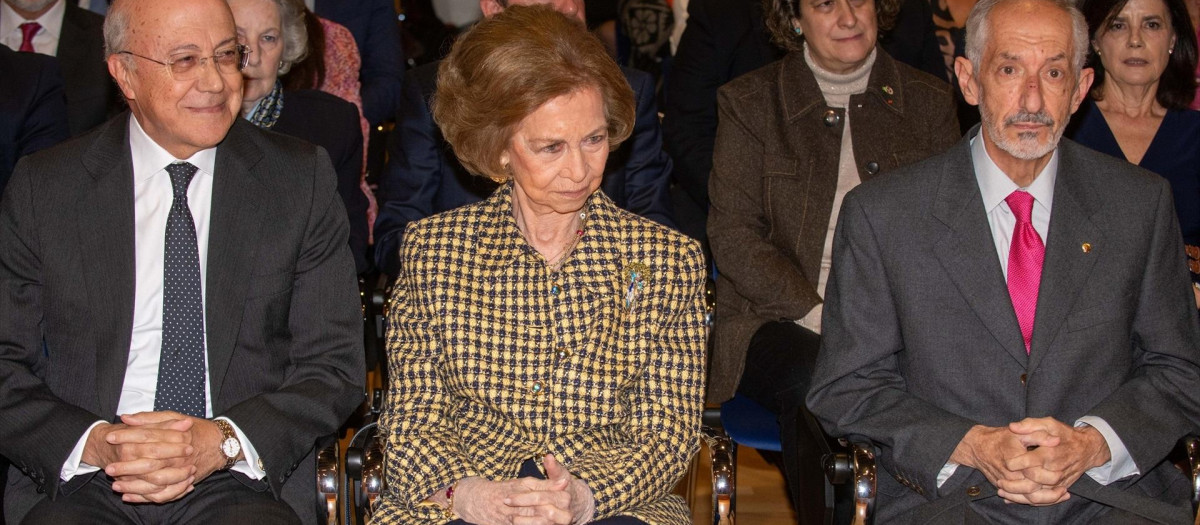 La Reina Sofía y Manuel Barrós durante el acto de presentación del Proyecto sobre la ELA
