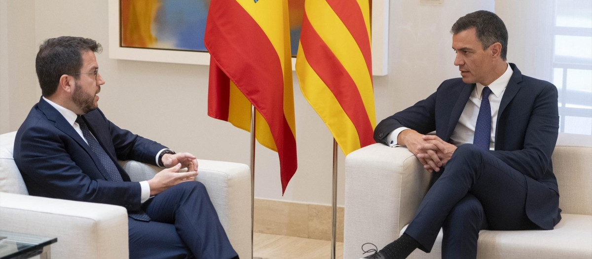 El presidente del Gobierno, Pedro Sánchez (d), y el de la Generalitat, Pere Aragonés, durante una reunión, en La Moncloa, a 15 de julio de 2022