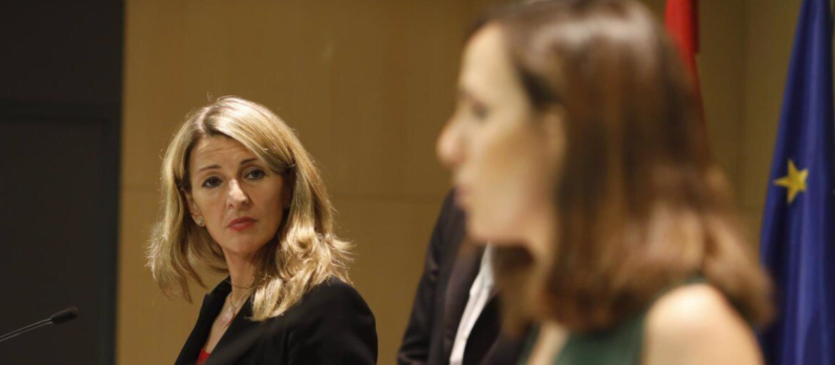Yolanda Díaz, mirando a Ione Belarra durante una rueda de prensa