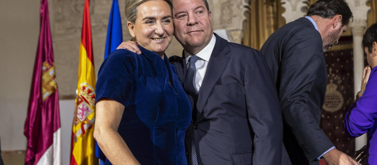 TOLEDO, 15/12/2023.- El presidente de Castilla-La Macha, Emiliano García-Page durante la toma de posesión de Milagros Tolón (i) como delegada del Gobierno central en Castilla-La Mancha. EFE/Ángeles Visdómine