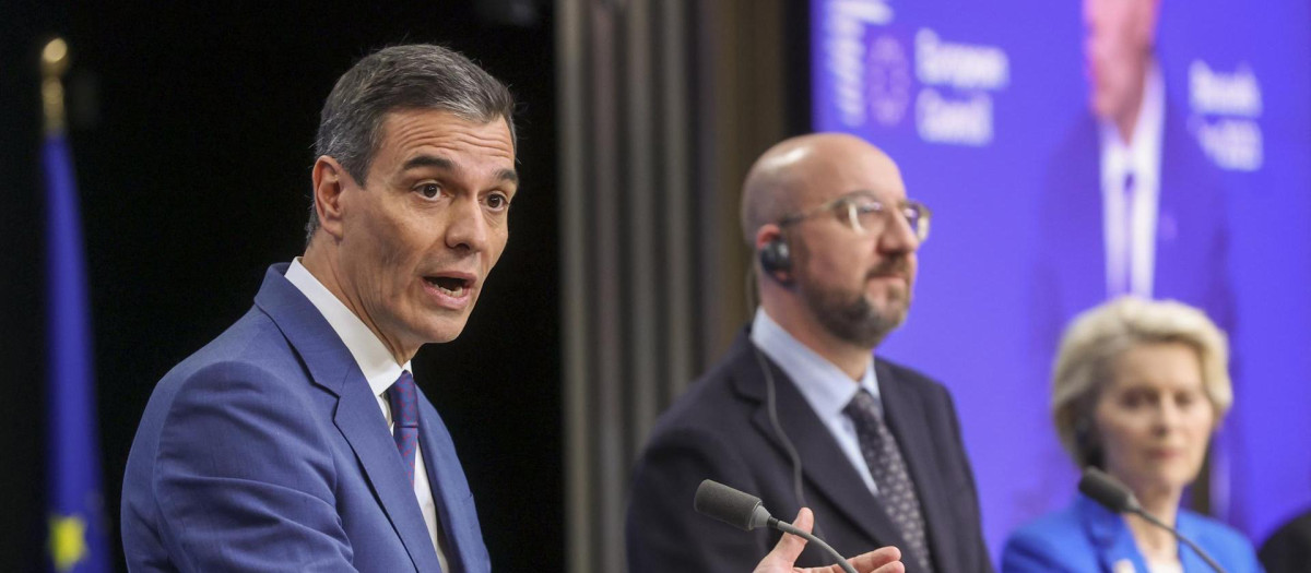 Sánchez en rueda de prensa tras el Consejo Europeo en Bruselas, junto a Charles Michel y Ursula Von der Leyen