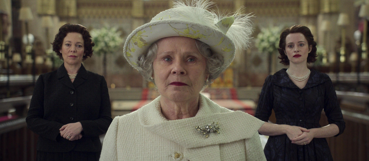 Imelda Staunton, con las otras dos actrices que han interpretado a la Reina Isabel II: Olivia Colman (izquierda) y Claire Foy (derecha)