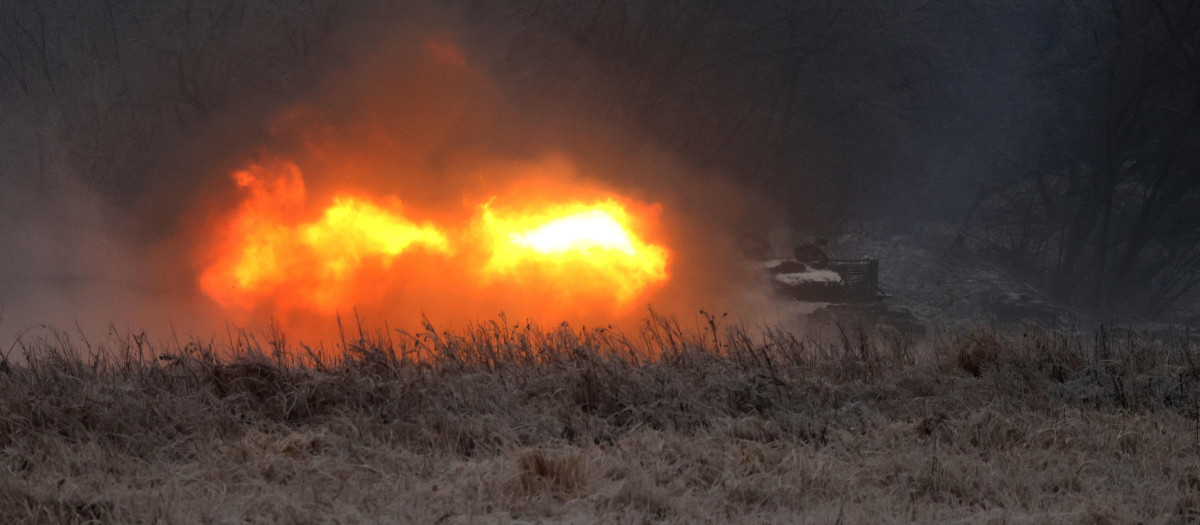 Un tanque ucraniano dispara durante un ejercicio militar no lejos de la línea del frente en dirección a Bajmut, en la región de Donetsk