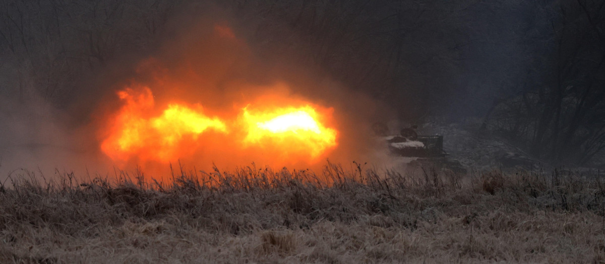 Un tanque ucraniano dispara durante un ejercicio militar no lejos de la línea del frente en dirección a Bajmut, en la región de Donetsk