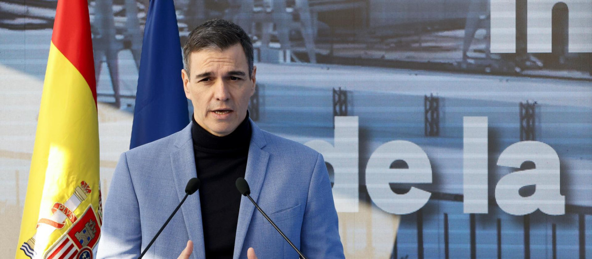 GRAF3230. FERROL (A CORUÑA), 16/12/2023.- El presidente del Gobierno, Pedro Sánchez, durante su visita este sábado a las instalaciones del astillero Navantia Ferrol, donde asistió al corte de la primera chapa de la fragata F112 y al acto de inicio de construcción de la nueva fábrica digital de bloques. EFE/ Kiko Delgado