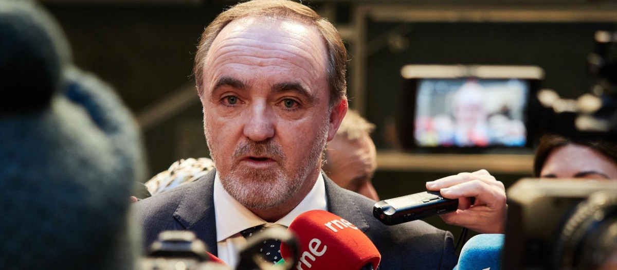 El presidente de UPN, Javier Esparza, ofrece declaraciones a los medios antes de abandonar una sesión plenaria en el Parlamento de Navarra, a 14 de diciembre de 2023, en Pamplona, Navarra (España). Los parlamentarios de UPN han abandonado el pleno del Parlamento de Navarra en protesta por la moción de censura que PSN y EH Bildu han acordado para desbancar a la formación regionalista de la Alcaldía de Pamplona. Tras el abandono, el presidente de UPN, ‘’ha cargado contra los dirigentes del Partido Socialista, a los que ha calificado de escoria’’.
14 DICIEMBRE 2023;PLENO;PARLAMENTO;NAVARRA;MOCIÓN DE CENSURA;UPN;ALCALDI;PSN;EH BILDU
Eduardo Sanz / Europa Press
14/12/2023
