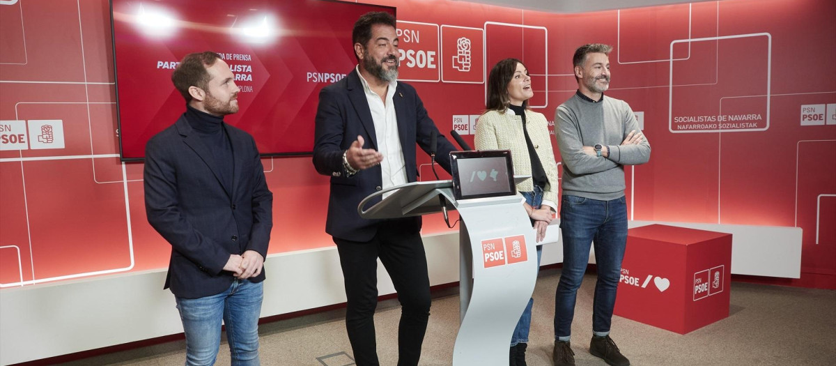 El secretario de Organización del PSN, Ramón Alzórriz (2i), ofrece una rueda de prensa junto a la portavoz del PSN en el Ayuntamiento de Pamplona, Marina Curiel (2d) y los concejales del PSN en el Ayuntamiento de Pamplona, Xabier Sagardoy (1i) y Eloy del Pozo (1d) tras la presentación de la moción de censura a la alcaldesa de Pamplona, a 13 de diciembre de 2023, en Pamplona, Navarra (España). EH Bildu y PSN han alcanzado un acuerdo para presentar una moción de censura en el Ayuntamiento de Pamplona con el fin de desbancar de la alcaldía a Cristina Ibarrola (UPN). La moción de censura otorga la Alcaldía al portavoz de EH Bildu, Josepa Asiron, quien ya fue primer edil en la legislatura 2015-2019. Cristina Ibarrola accedió a la Alcaldía de Pamplona el pasado mes de junio como candidata de la lista más votada en las elecciones de mayo, aunque estaba en minoría, ya que EH Bildu, PSN, Geroa Bai y Contigo-Zurekin suman 16 de los 27 concejales del pleno.
13 DICIEMBRE 2023;RUEDA;PRENSA;MEDIOS;CENSURA;MOCIÓN;PSOE;BILDU;UPN;ALCALDÍA;PAMPLONA
Eduardo Sanz / Europa Press
13/12/2023