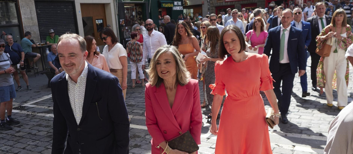 Javier Esparza junto a Cristina Ibarrola de UPN llegando al ayuntamiento,a 17 de junio de 2023, en Pamplona, Navarra (España). Los casi 8.100 ayuntamientos españoles en los que el pasado 28 de mayo se celebraron elecciones municipales se constituyen y eligen alcalde hoy, después de que las juntas electorales de zona hayan proclamado a las más de 67.000 personas que resultaron electas en los comicios de mayo. El artículo 195.1 de la Ley Orgánica del Régimen Electoral General (LOREG) establece que "las corporaciones municipales se constituyen en sesión pública el vigésimo día posterior a la celebración de las elecciones, salvo que se hubiese presentado recurso contencioso-electoral contra la proclamación de los concejales electos, en cuyo supuesto se constituyen el cuadragésimo día posterior a las elecciones".
Eduardo Sanz / Europa Press
(Foto de ARCHIVO)
17/6/2023