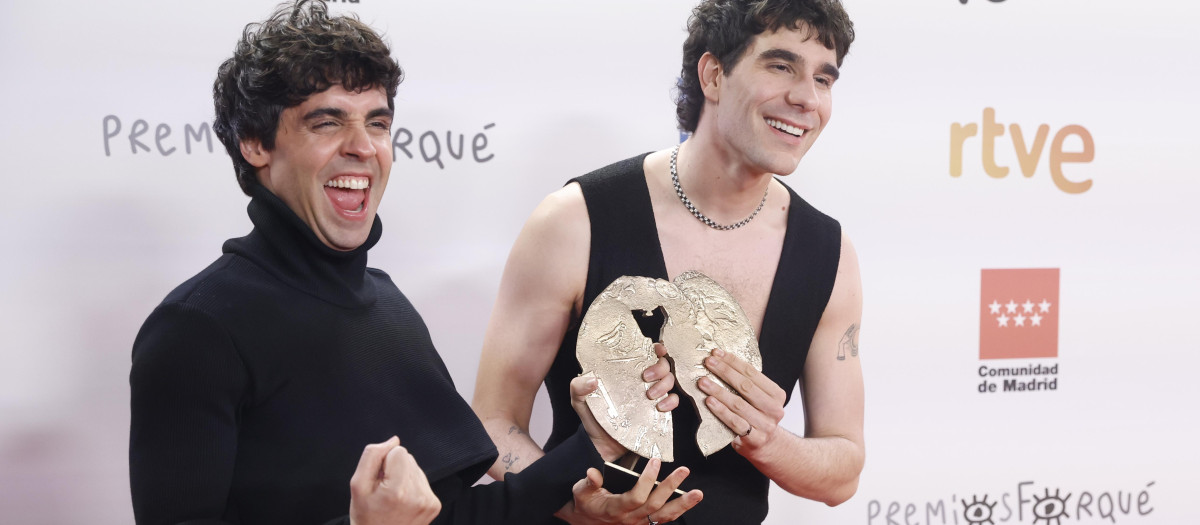 MADRID, 16/12/2023.- Los realizadores Javier Ambrossi (i) y Javier Calvo posan con el premio a ´Mejor serie´ por su trabajo ´La Mesias´ durante la gala de entrega de los Premios Forqué 2023 que se celebra hoy Sábado en el Palacio de IFEMA, en Madrid. EFE/Aitor Martín.