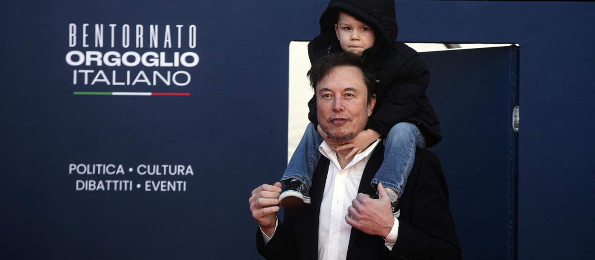 Elon Musk con su hijo durante el festival político Atreju