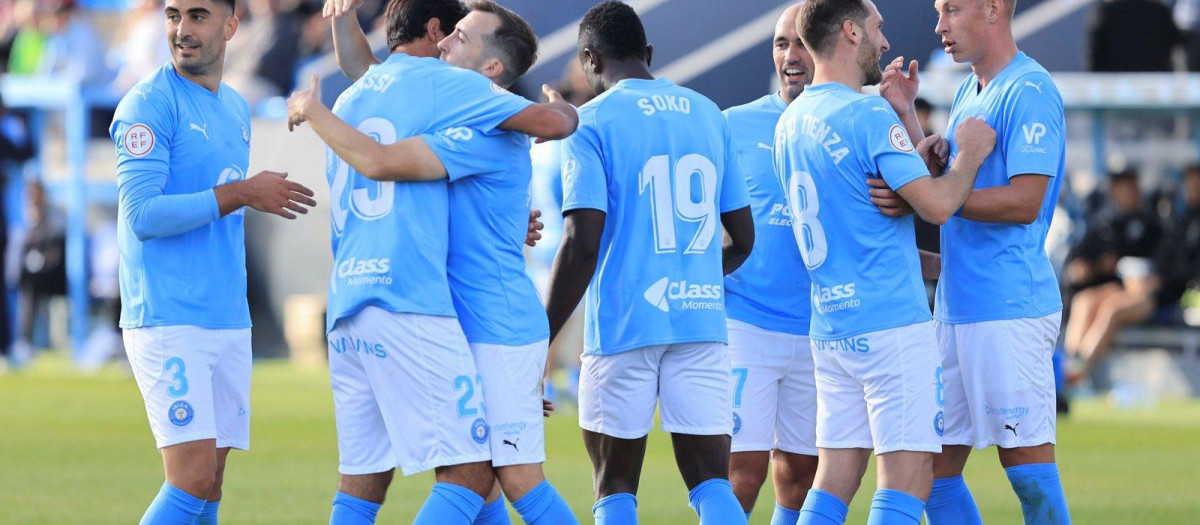 Los jugadores del Ibiza celebran un gol