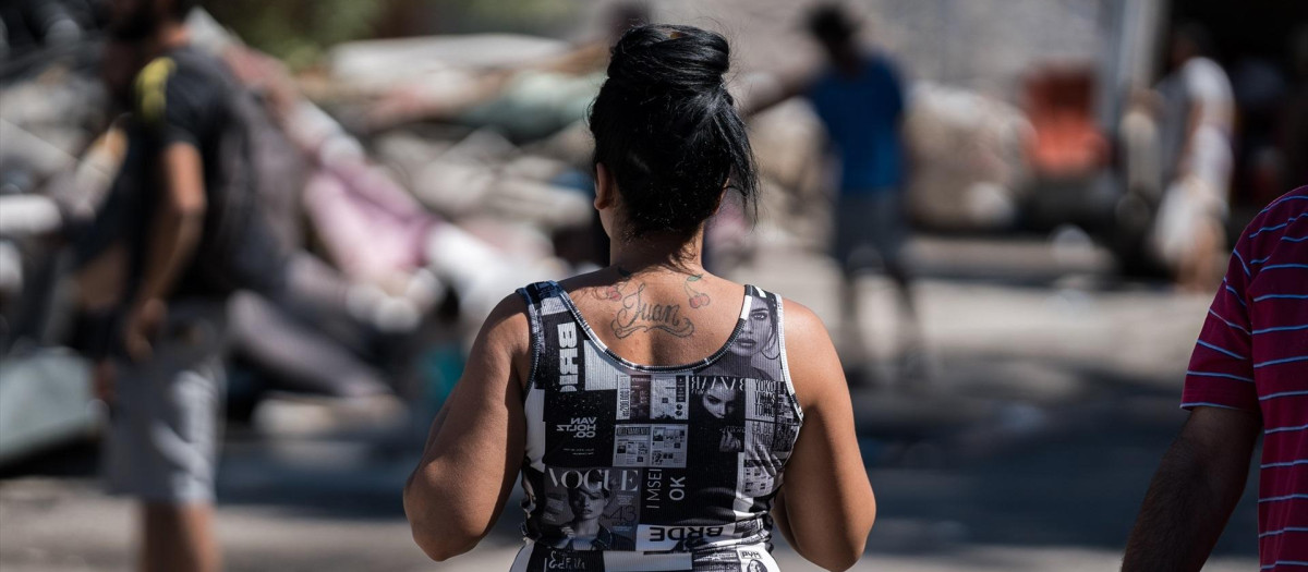 Una mujer, en una operación policial en un poblado en Madrid, en una imagen de archivo