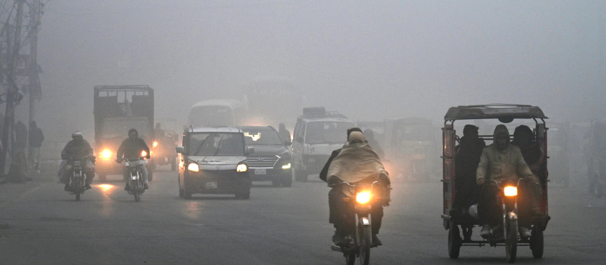Calles con esmog en Pakistán