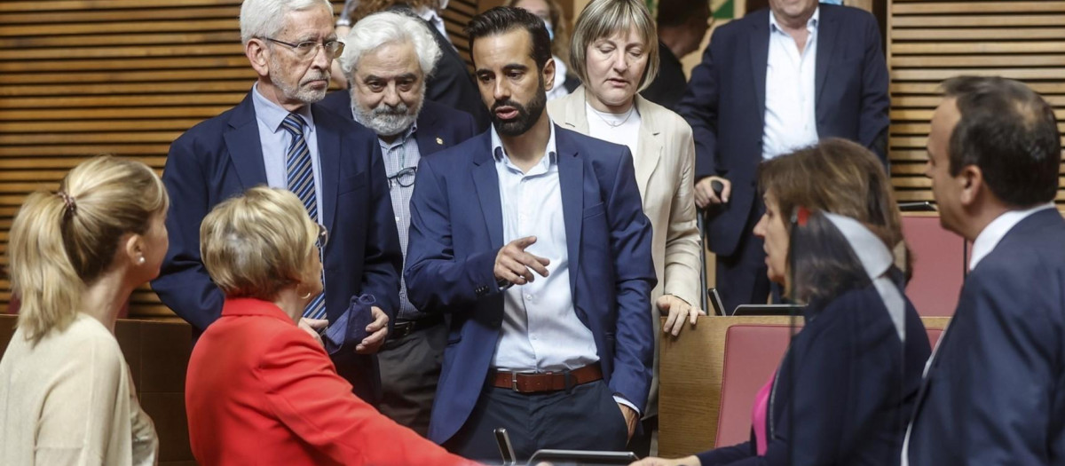 José Muñoz (en el centro), nuevo portavoz del PSPV en Las Cortes Valencianas