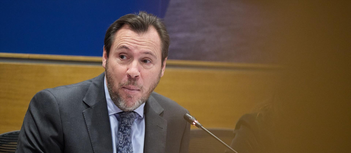 El ministro de Transportes y Movilidad Sostenible, Óscar Puente, interviene durante la inauguración de la jornada sobre la ‘Descarbonización del transporte pesado, ¿oportunidad o riesgo para la competitividad de España?’, en la sede de la CEOE, a 15 de diciembre de 2023, en Madrid (España). El acto es un foro de reflexión y diálogo sobre la descarbonización en el sector del transporte pesado y de qué opciones dispone para alcanzar los objetivos en emisiones de CO2 marcados desde Bruselas, sin poner en riesgo su competitividad.
15 DICIEMBRE 2023;MADRID;DESCARBONIZACIÓN DEL TRANSPORTE;ÓSCAR PUENTE
Jesús Hellín / Europa Press
15/12/2023