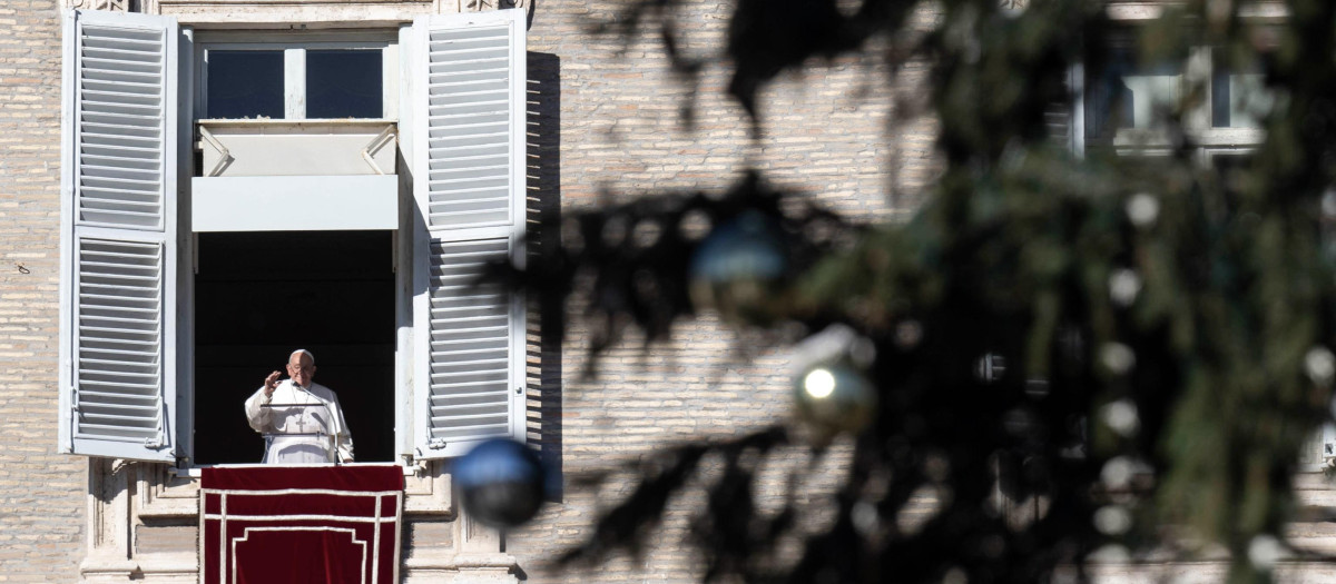 El Papa reza el Ángelus en la ventana del Palacio Apostólico