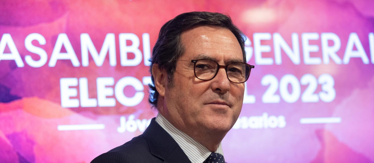 El presidente de la CEOE, Antonio Garamendi, durante la clausura de la Asamblea General Electoral de la Confederación Española de Asociaciones de Jóvenes Empresarios (CEAJE), en la sede de la CEOE, a 19 de octubre de 2023, en Madrid (España). Durante la Asamblea, los máximos representantes de las organizaciones de jóvenes empresarios del territorio nacional se han reunido para elegir al presidente de la patronal. Fermín Albadalejo ha vuelto a ser nombrado líder de la patronal de CEAJE debido a que ha sido el único candidato en estas elecciones internas.
19 OCTUBRE 2023;JÓVENES;EMPRESARIOS;ELECCIONES;PRESIDENTE;PATRONAL
Eduardo Parra / Europa Press
(Foto de ARCHIVO)
19/10/2023