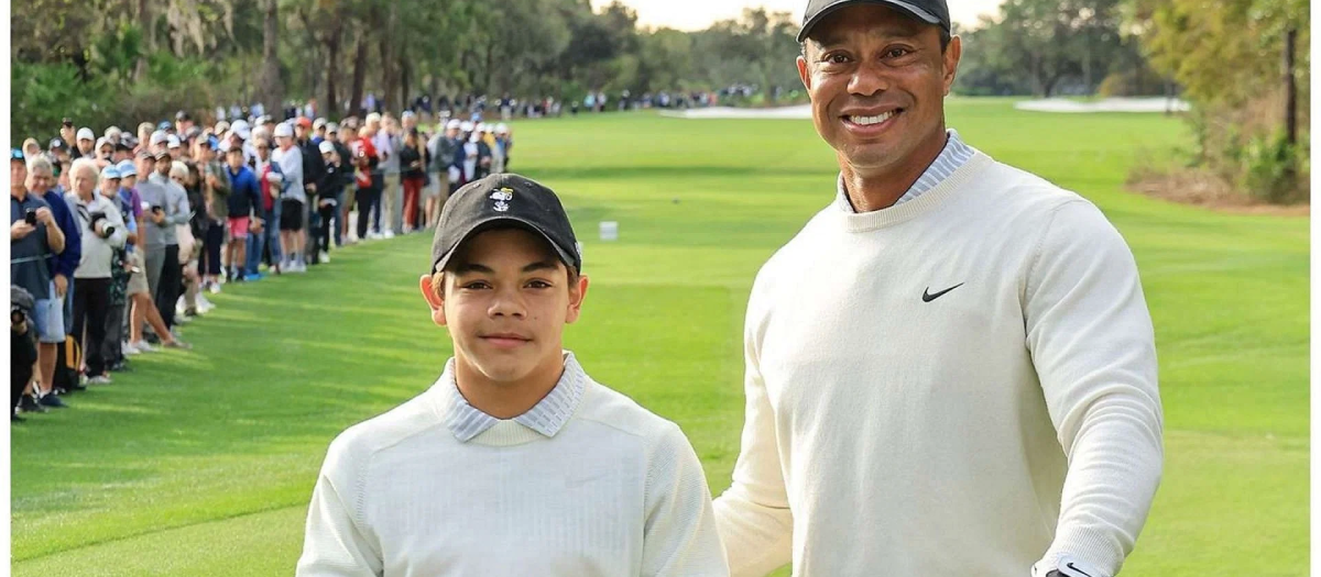 Charlie Woods junto a su padre, Tiger