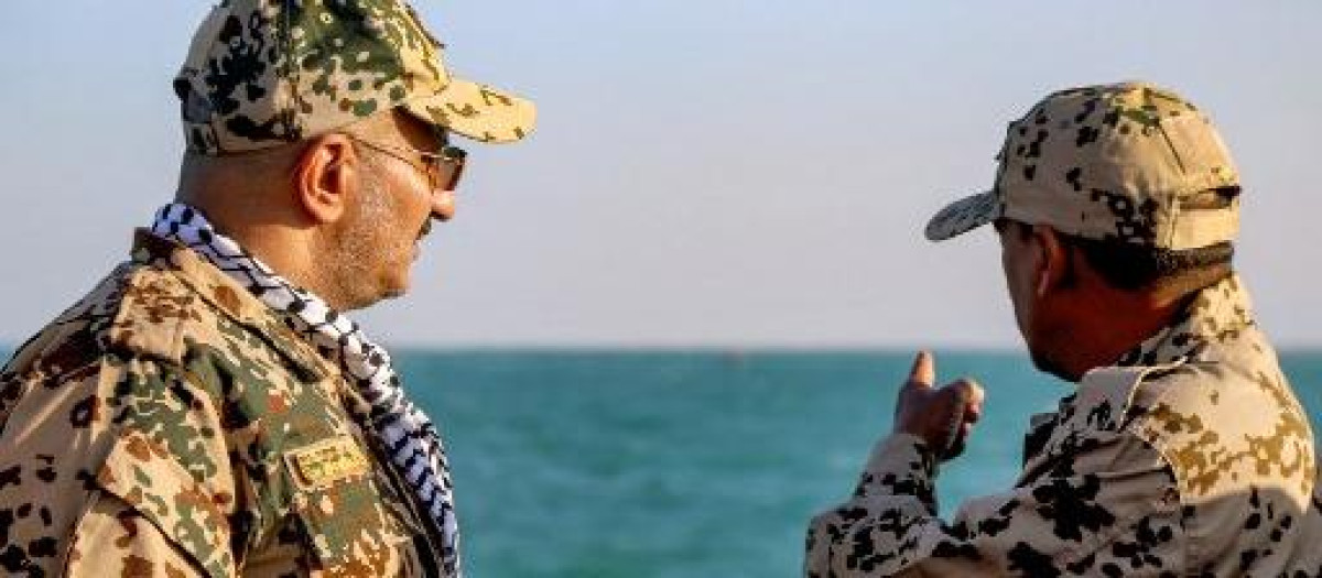 Militares yemeníes señalan el Mar Rojo