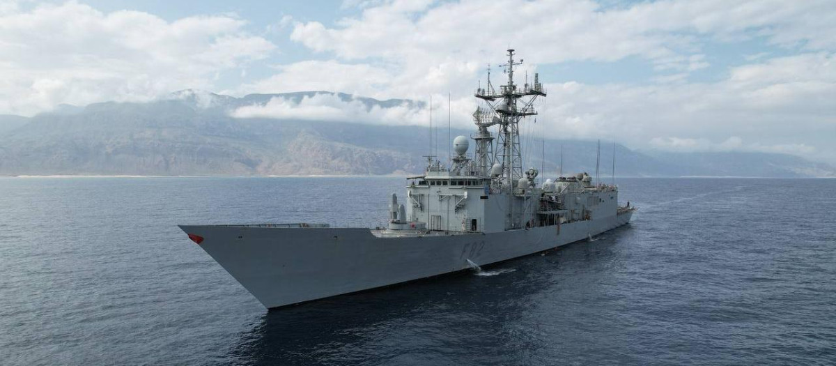 La fragata de la Armada española Victoria, en el Oceáno Índico