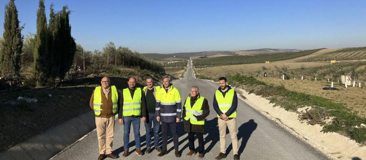 El delegado de Infraestructuras, Sostenibilidad y Medio Ambiente de la Diputación de Córdoba, Andrés Lorite (tercero por la dcha.), en el camino provincial CP-268 'De los Toriles'