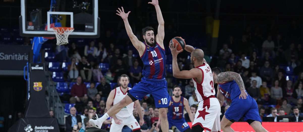 Nikola Kalinic, del Barça, intenta defender una jugada