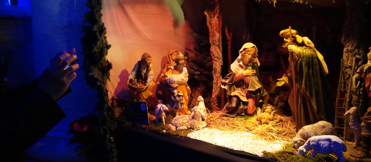 Exposición de belenes en la plaza de San Pedro