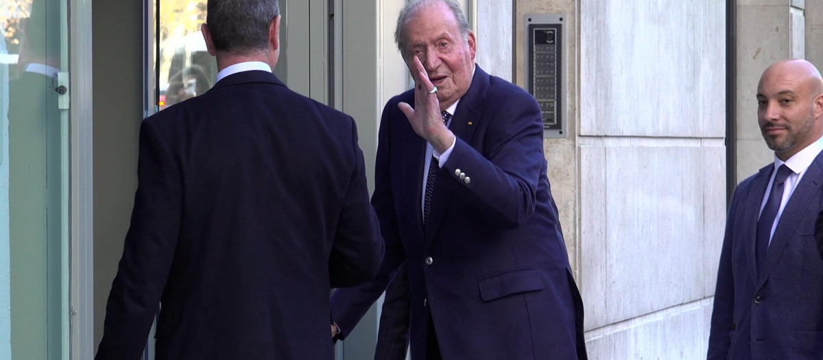 El Rey D. Juan Carlos entrando al restaurante por el cumpleaños de la Infanta