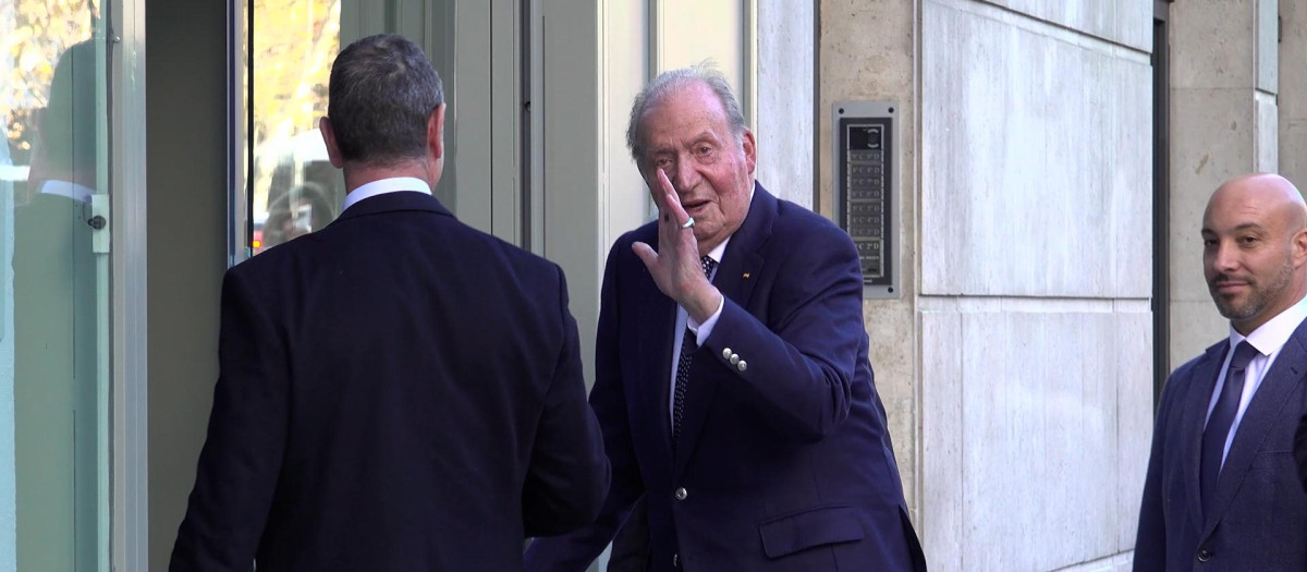 El Rey D. Juan Carlos entrando al restaurante por el cumpleaños de la Infanta