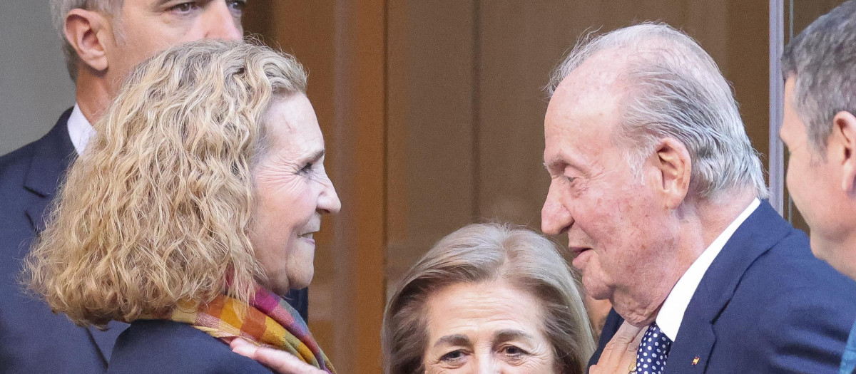 La Infanta Elena saluda al Rey Juan Carlos