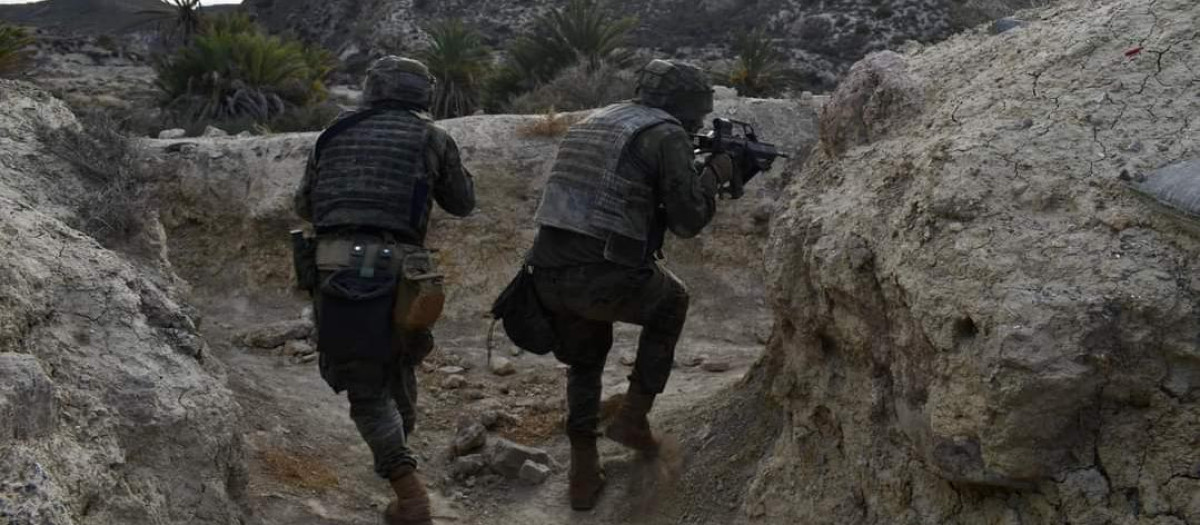Dos legionarios, durante una operación de adiestramiento con fuego real
