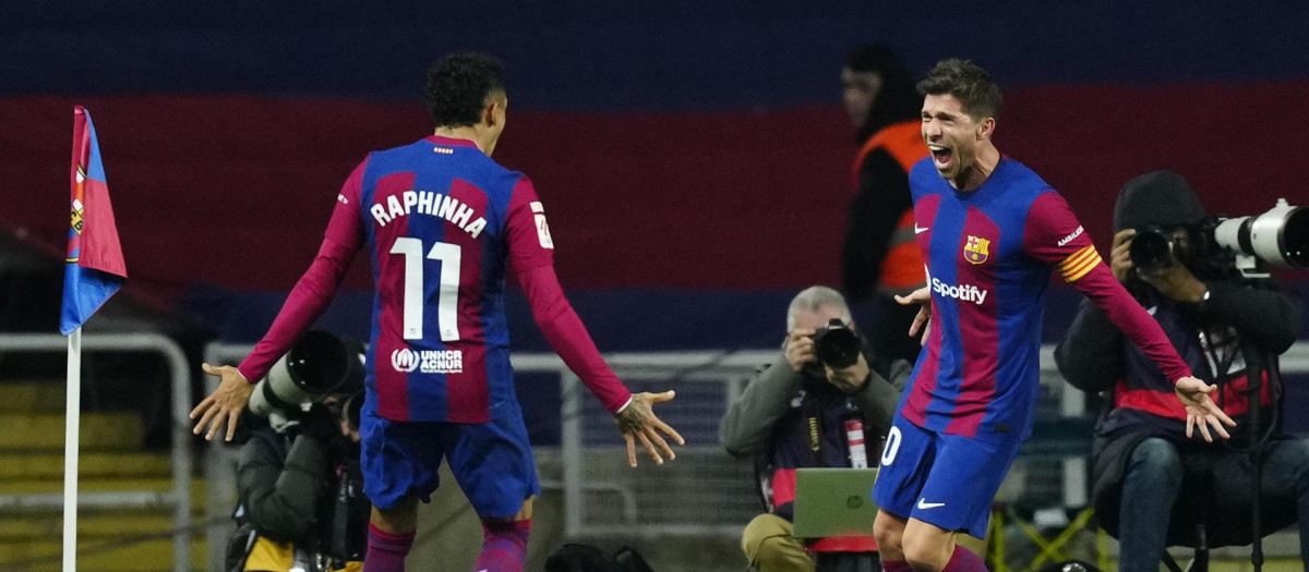 Sergi Roberto, que marcó dos goles, celebra uno de sus tantos con Raphinha, autor del otro gol del Barça ante el Almería