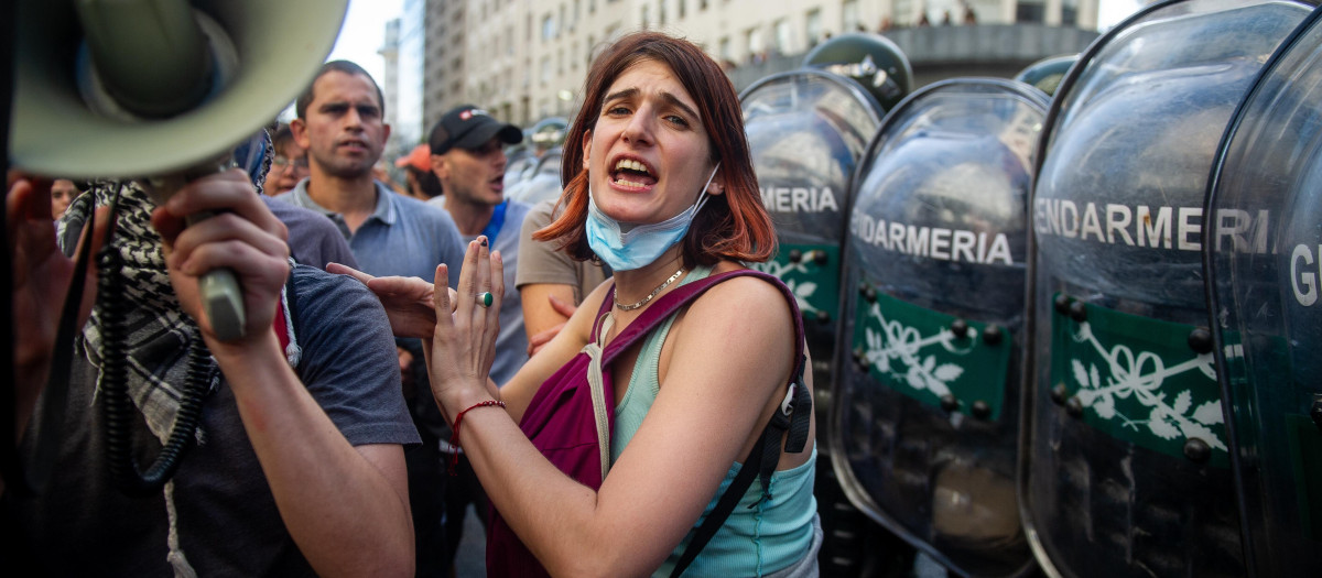 Manifestante en la Plaza de Mayo de Buenos Aires