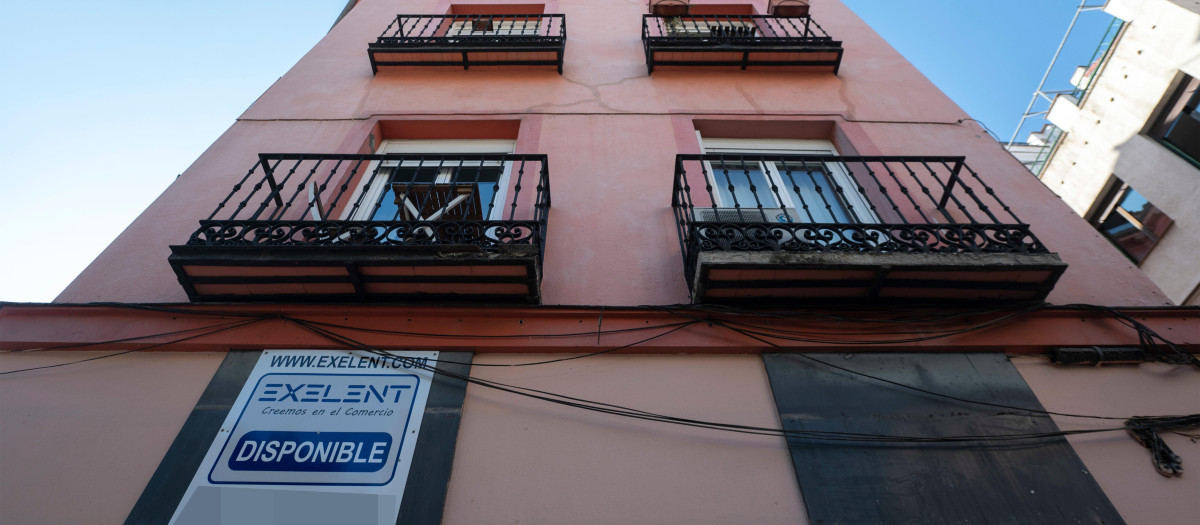 Cartel de venta en un edificio de la capital