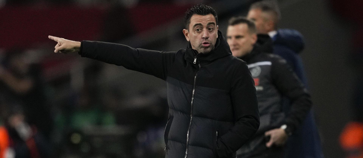 El entrenador del FC Barcelona, Xavi Hernández durante el partido contra el Almería