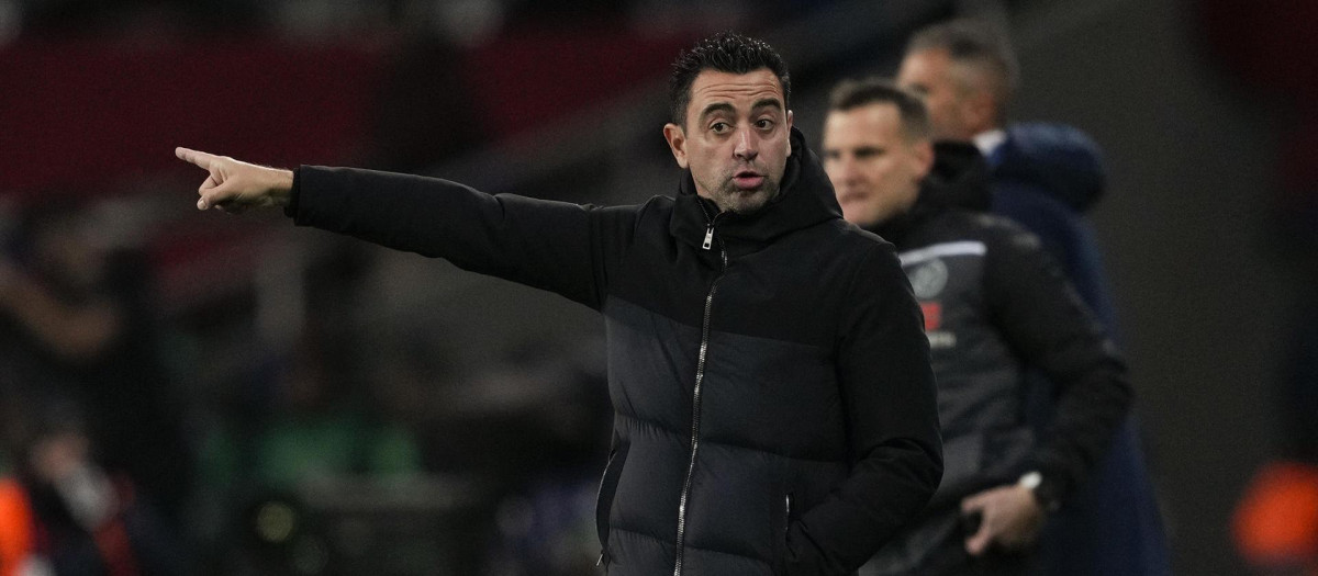 El entrenador del FC Barcelona, Xavi Hernández durante el partido contra el Almería