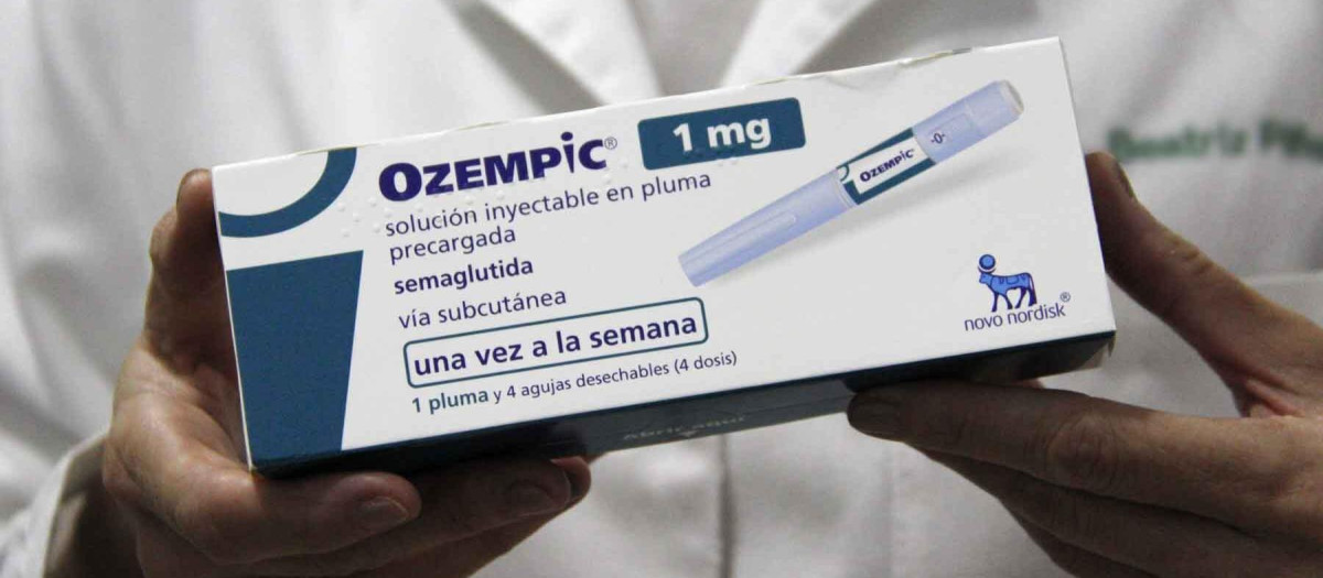 Caja de Ozempic sujetada por un farmacéutico