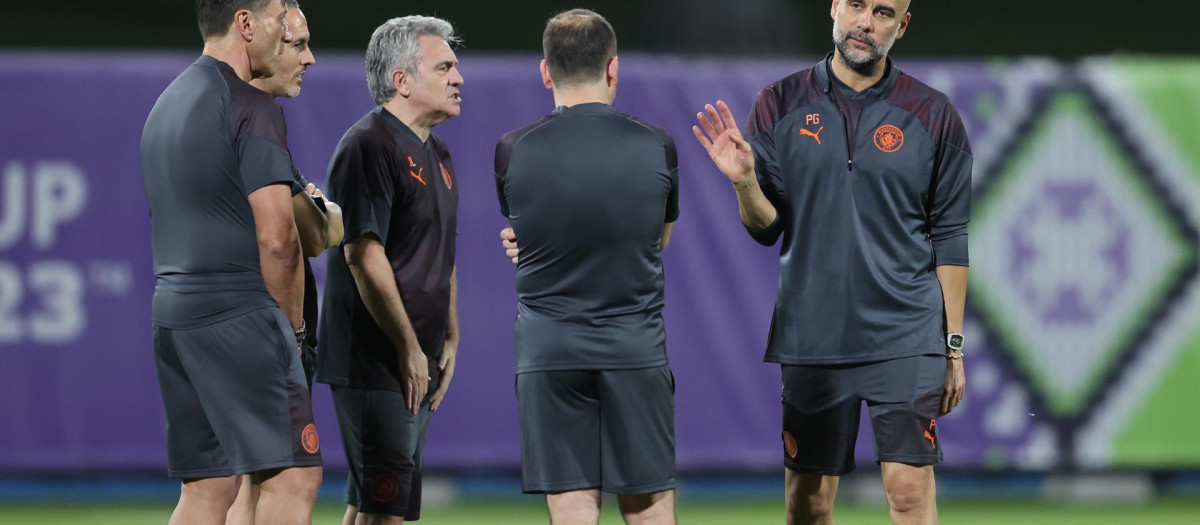 Pep Guardiola, junto a su cuerpo técnico, preparando la final del Mundial de Clubes