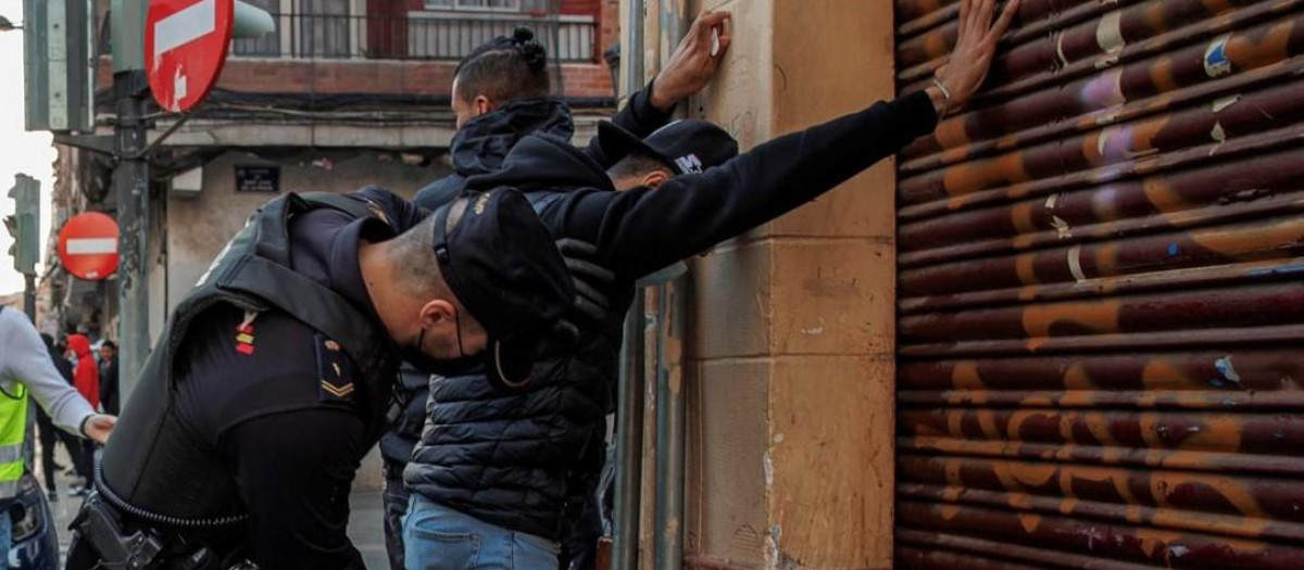 Un agente de la Policía realiza un cacheo en el barrio valenciano de Orriols