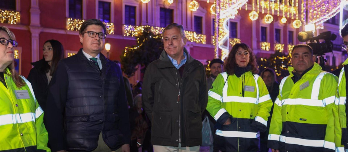El alcalde de Sevilla, José Luis Sanz, con el nuevo servicio de serenos