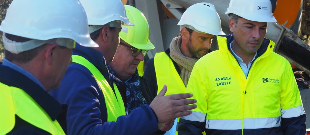 El vicepresidente primero y delegado de Infraestrucutras, Sostenibilidad y Agricultura de la Diputación de Córdoba, Andrés Lorite (dcha.), en su visita a las actuaciones en el camino Alto de Adamuz