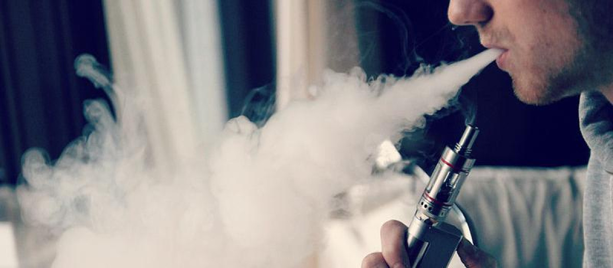Un joven vapeando